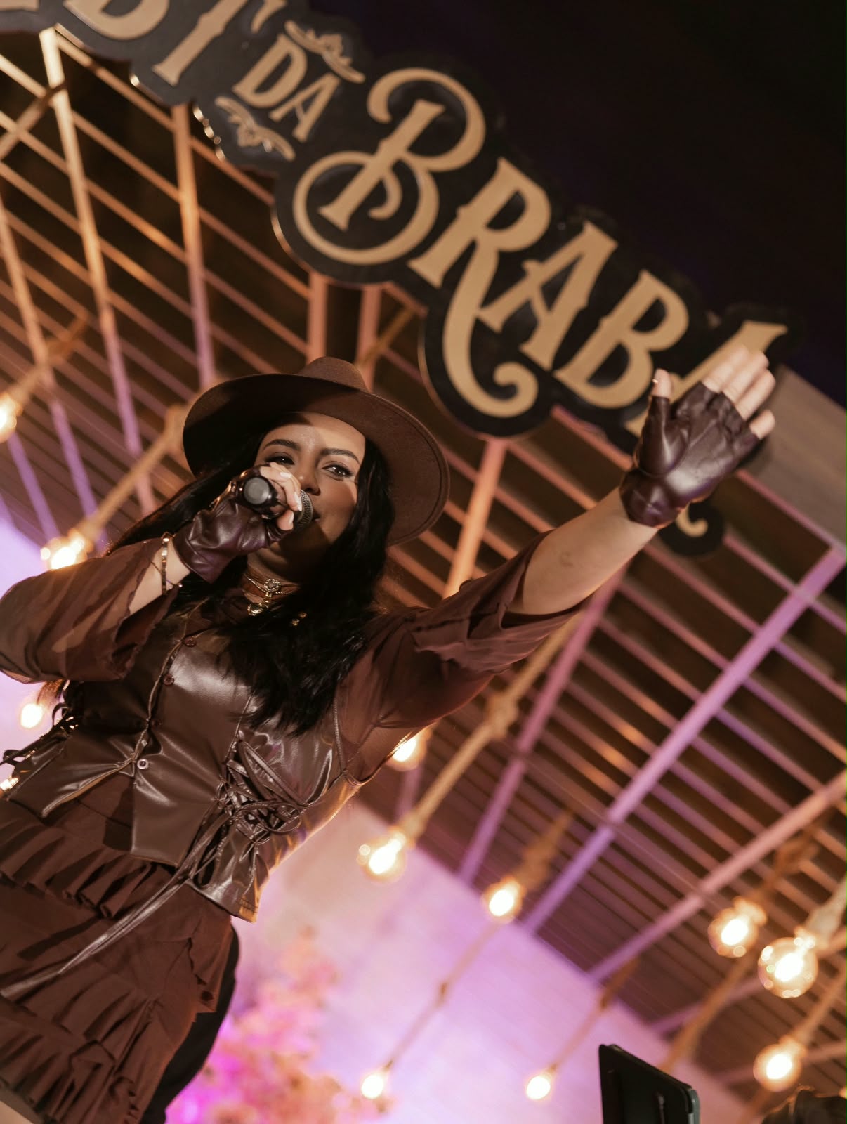 Natalia Góes durante apresentação do DVD