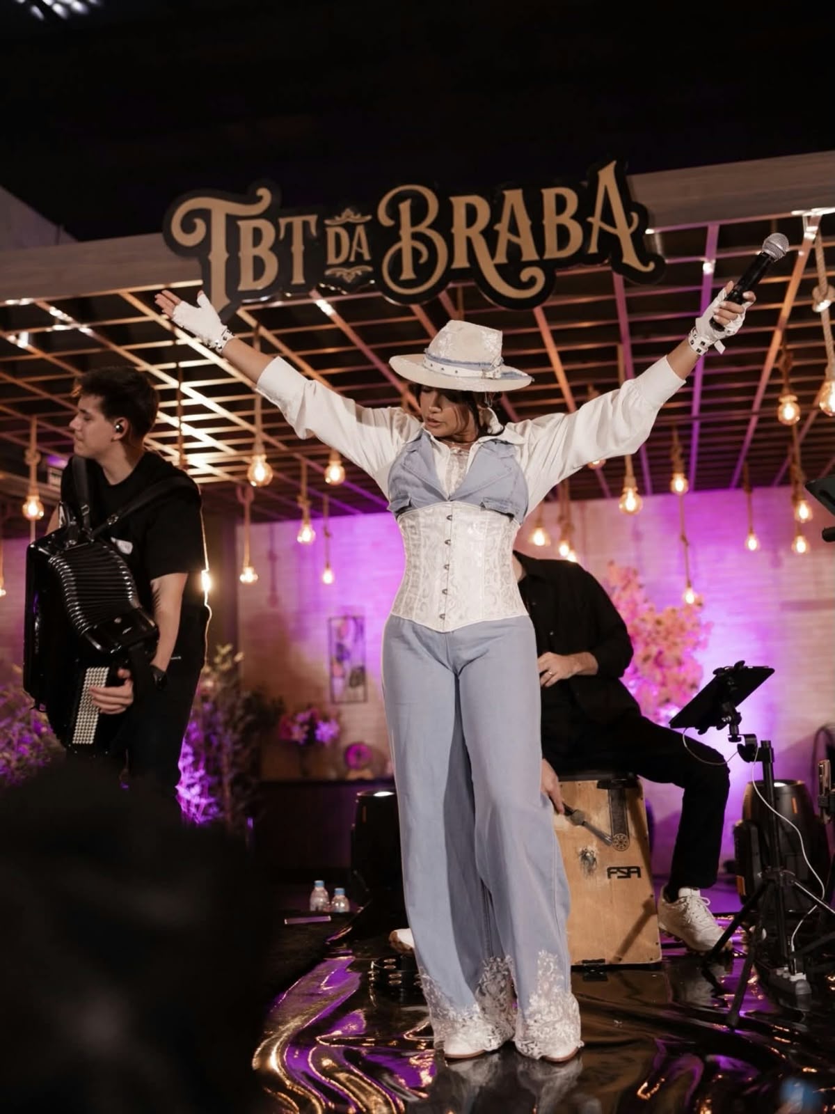 Natalia Góes celebrando com o público